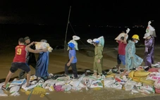 Gần 1.000 người xuyên đêm gia cố bờ kè ở Đà Nẵng