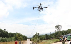 Lạ mắt với đội drone bay chở hàng tiếp tế dân vùng rốn lũ