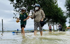Trở về nhà sau lụt, người dân Hòa Xuân bàng hoàng khi thấy mốc nước ngập sâu hơn 2m trong nhà