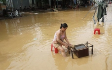 Sau lũ lụt lịch sử, quốc lộ 1 qua Đà Nẵng vẫn ngập, ngổn ngang khắp nơi