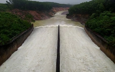 Hồ Kẻ Gỗ tăng lưu lượng xả tràn ứng phó mưa lớn