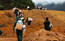 Bộ đội vượt núi cõng hàng vào cho dân vùng cô lập sau lũ