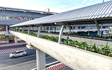 Người đi bộ sắp có thang máy lên các cầu vượt dọc tuyến metro số 1