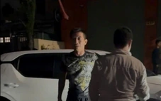 Tạm giữ người đàn ông chạy xe ngược chiều, hung hăng đánh tài xế taxi