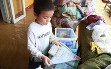 Sách vở, bàn ghế ngập bùn sau lụt, thầy trò ở Huế tất bật dọn trường