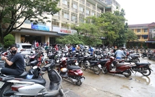 Sau lũ ở Huế, xe máy hư hỏng xếp hàng la liệt chờ sửa