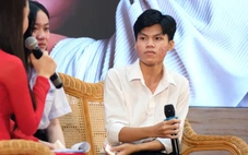 Tặng 50 triệu đồng và laptop cho nam sinh viên Đại học Quy Nhơn không biết cha và mồ côi mẹ