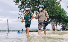 Trở về nhà sau lụt, người dân Hòa Xuân bàng hoàng khi thấy mốc nước ngập sâu hơn 2m trong nhà