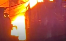 Cháy căn nhà chứa bao bì ở phường Bình Hưng Hòa, khói lửa cuồn cuộn