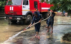 Hàng trăm bộ đội Vùng 3 Hải quân dầm mình dọn dẹp sau lũ