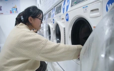 Cựu sinh viên góp tiền tỉ xây trạm giặt sấy tặng đàn em ở ký túc xá