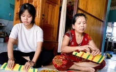 Tay bệnh run vẫn dán vàng mã nuôi con, con đậu kiến trúc Đại học Huế, mẹ khóc nghẹn ngào
