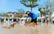 Vừa dọn dẹp trường lớp, nhà cửa sau bão Bualoi, vừa lo bão Matmo