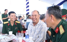 Quân - dân cùng ăn sáng trên tàu kiểm ngư, bàn chuyện đánh bắt và bảo vệ chủ quyền Tổ quốc