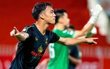 Cầu thủ CLB Long An ‘qua mặt’ trọng tài trên sân Quy Nhơn