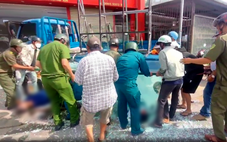 Bị chục tấm kính hàng trăm ký đè ngang ngực, 2 người thoát chết nhờ gặp công an