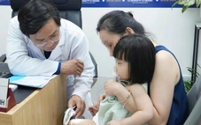 Giật mình chuyện cho trẻ tắm bia, uống mật gấu để đẹp da, chống bệnh hiểm nghèo