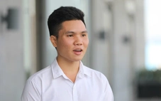 Thi xong đi làm công nhân nhà máy nhựa, chở mẹ 70 cây số về Huế nhận học bổng