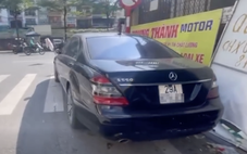 Xe Mercedes đỗ sai trên phố Hà Nội, người dân 'mách' Cục trưởng Cảnh sát giao thông