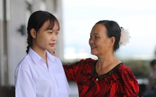 Thi xong đi làm công nhân nhà máy nhựa, chở mẹ 70 cây số về Huế nhận học bổng