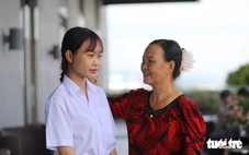 Thi xong đi làm công nhân nhà máy nhựa, chở mẹ 70 cây số về Huế nhận học bổng