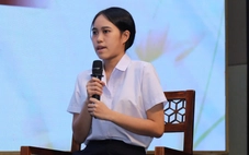 Thủ khoa khối D của trường: Mẹ mù chưa từng thấy mặt con, mình ráng thành tài chữa mắt cho mẹ