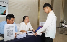 'Cô gái 4 lần đeo tang' làm tình nguyện viên tại lễ trao học bổng Tiếp sức đến trường