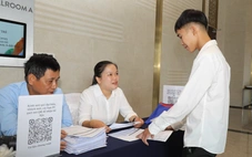 'Cô gái 4 lần đeo tang' làm tình nguyện viên tại lễ trao học bổng Tiếp sức đến trường