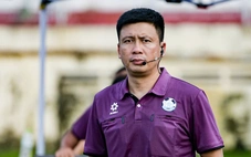 Hiệp 2: trọng tài FIFA phải liên tục dừng trận đấu để nhắc nhở các cầu thủ hai đội