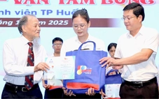 Hành trình nhà hảo tâm chắt chiu từng trăm đồng để tiếp sức đến trường tân SV nghèo xứ Huế