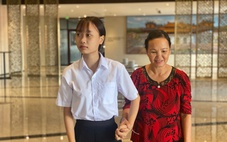 'Hai mẹ con đi chung cho chắc vì … cũng sợ có được trao học bổng thiệt không'