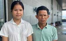 'Thấy con ngồi giữa bạn khốn khó như nhau, tôi không cầm được nước mắt'