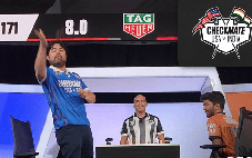 Kỳ thủ Hikaru Nakamura ném quân cờ vào khán giả