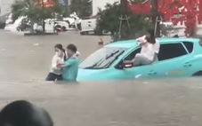 Ngày Hà Nội ngập trong mưa, tôi đã gặp những tấm lòng tử tế