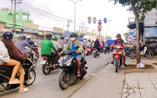 Xe máy vô tư chạy ngược chiều, phớt lờ mức phạt đến 6 triệu đồng