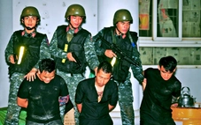 Phan Mạnh Quỳnh 'mát xa' lốp xe, Dương Lâm giã trà chanh trong Chiến sĩ quả cảm
