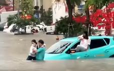 Ngày Hà Nội ngập trong mưa, tôi đã gặp những tấm lòng tử tế