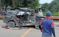 Va chạm xe đầu kéo, 4 người trên xe con gặp nạn