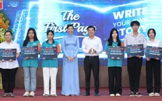 Đại học Kinh tế TP.HCM trao học bổng, bạn đọc tặng 23 triệu đồng cho nam SV làm thêm từ 3h sáng