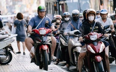 Ngăn xe máy leo lề, không chỉ bằng phạt nguội
