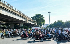 Nửa tiếng đi chưa hết 3km, khổ sở mỗi sáng trên quốc lộ 13 qua cầu Bình Triệu 2