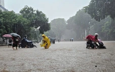 Hà Nội mưa lớn, loạt trường đại học ra thông báo khẩn