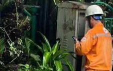 Hà Nội: Nhiều người tê chân tay khi đi qua đoạn ngập nước, nghi rò điện dưới lòng đường
