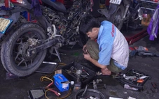 Nhu cầu sửa xe tăng gấp 3 lần sau mưa ngập, thợ làm không hết việc