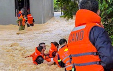 Công an bám dây thừng, cứu 5 người trong gia đình bị cô lập giữa dòng lũ xiết