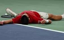 Djokovic nằm vật ra sân và phải đo huyết áp giữa trận đấu