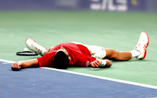 Djokovic nằm vật ra sân và phải đo huyết áp giữa trận đấu