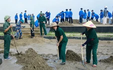 Thu dọn gần 15.000m3 cát biển tràn trên đường Hồ Xuân Hương ở Sầm Sơn