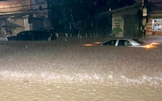 Thái Nguyên mưa như trút nước, người dân ngủ dậy nước đã ngập đầy nhà