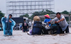 Người Hà Nội chật vật xoay xở với ngập, có nơi phải dùng thang trèo vào nhà